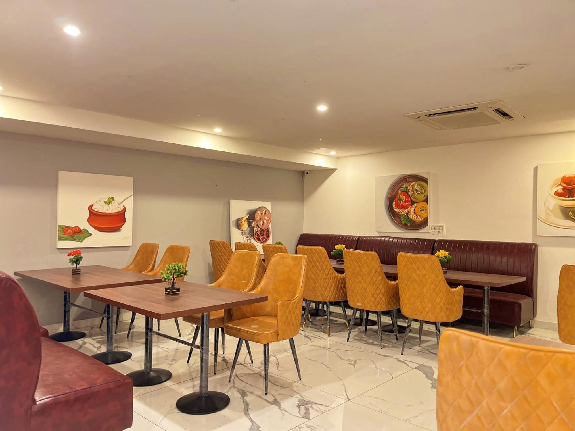 Aamantran Residency Hotel, Sohna Road, Sector 49, Gurugram Ґурґаон Екстер'єр фото