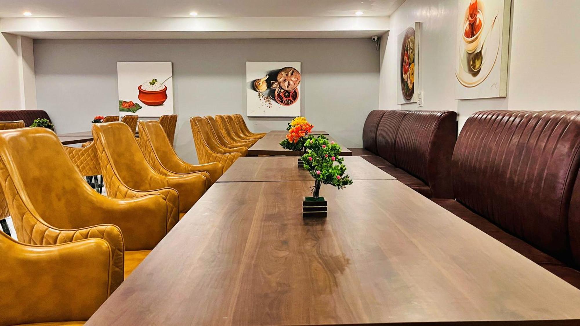 Aamantran Residency Hotel, Sohna Road, Sector 49, Gurugram Ґурґаон Екстер'єр фото
