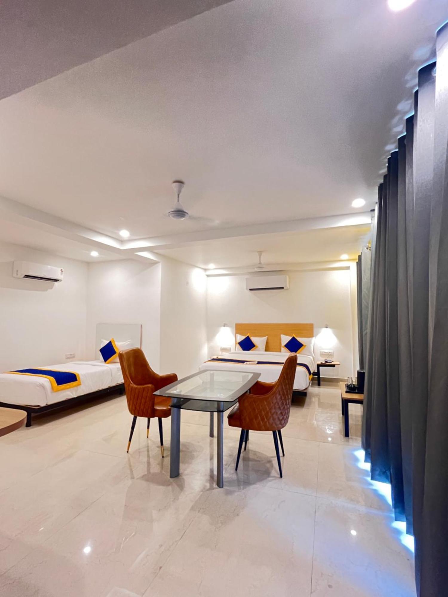 Aamantran Residency Hotel, Sohna Road, Sector 49, Gurugram Ґурґаон Екстер'єр фото