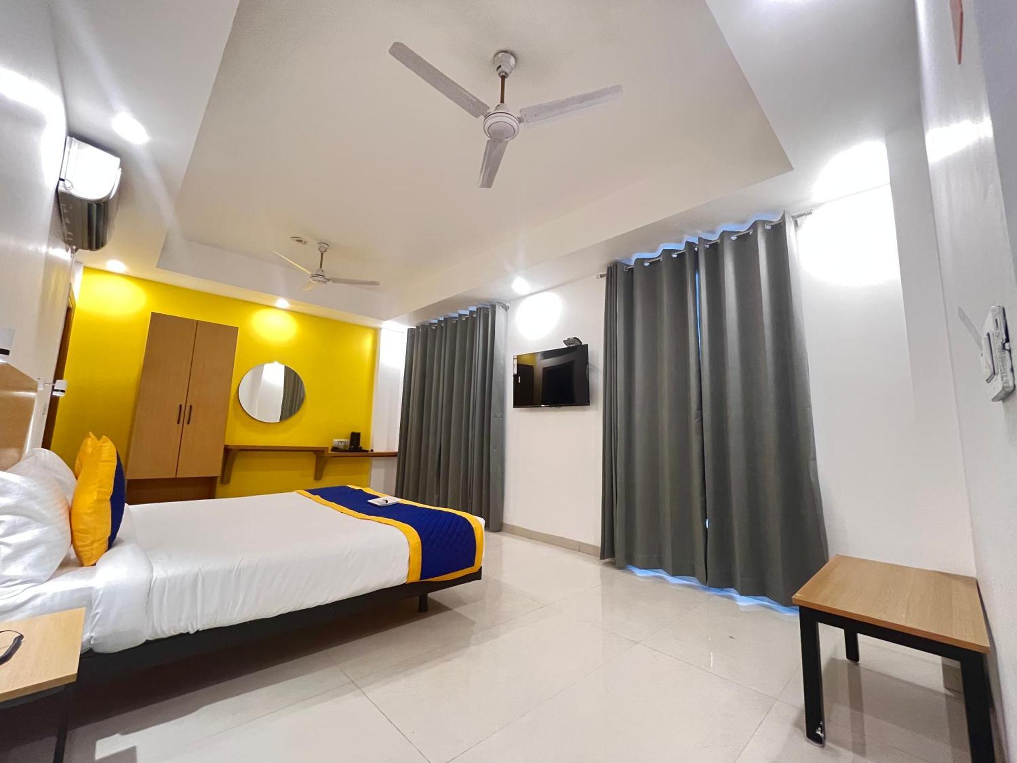 Aamantran Residency Hotel, Sohna Road, Sector 49, Gurugram Ґурґаон Екстер'єр фото
