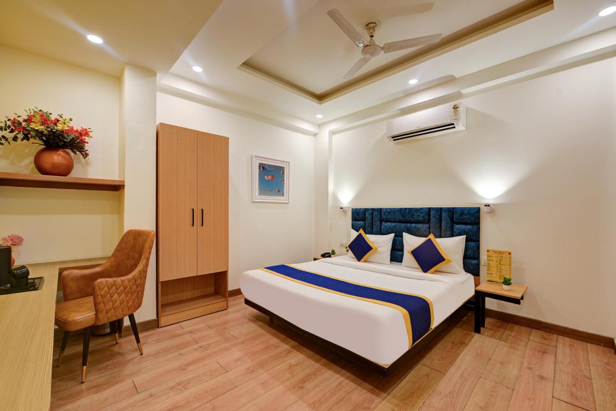 Aamantran Residency Hotel, Sohna Road, Sector 49, Gurugram Ґурґаон Екстер'єр фото
