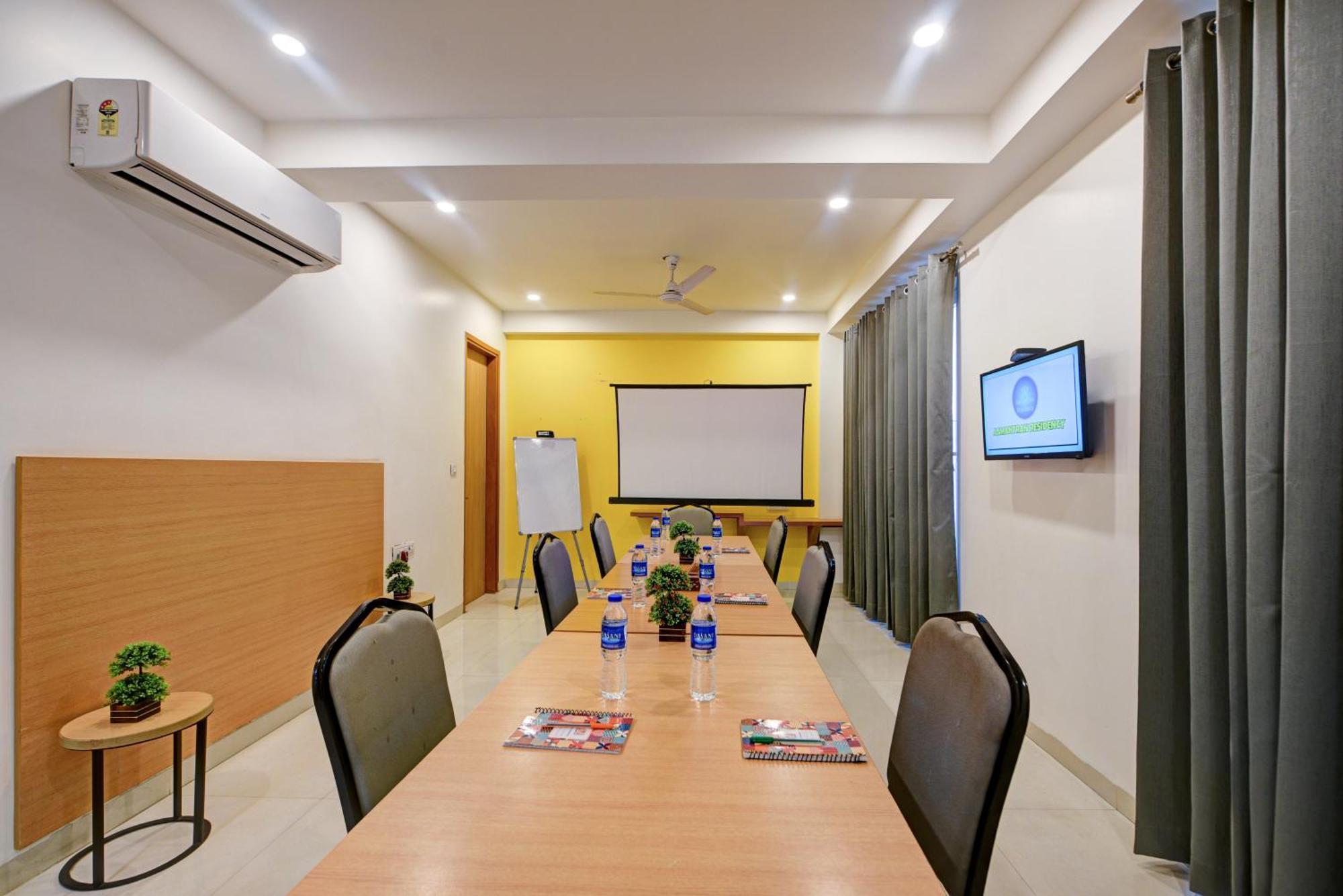 Aamantran Residency Hotel, Sohna Road, Sector 49, Gurugram Ґурґаон Екстер'єр фото