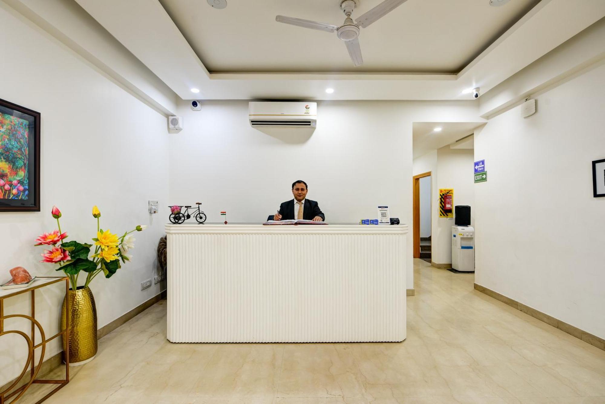 Aamantran Residency Hotel, Sohna Road, Sector 49, Gurugram Ґурґаон Екстер'єр фото