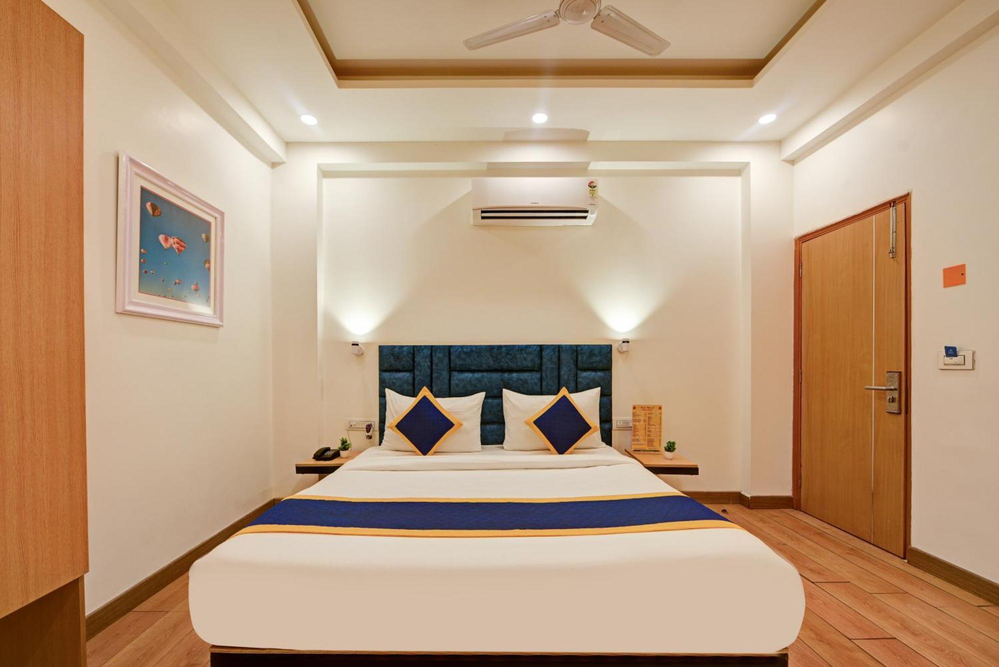Aamantran Residency Hotel, Sohna Road, Sector 49, Gurugram Ґурґаон Екстер'єр фото