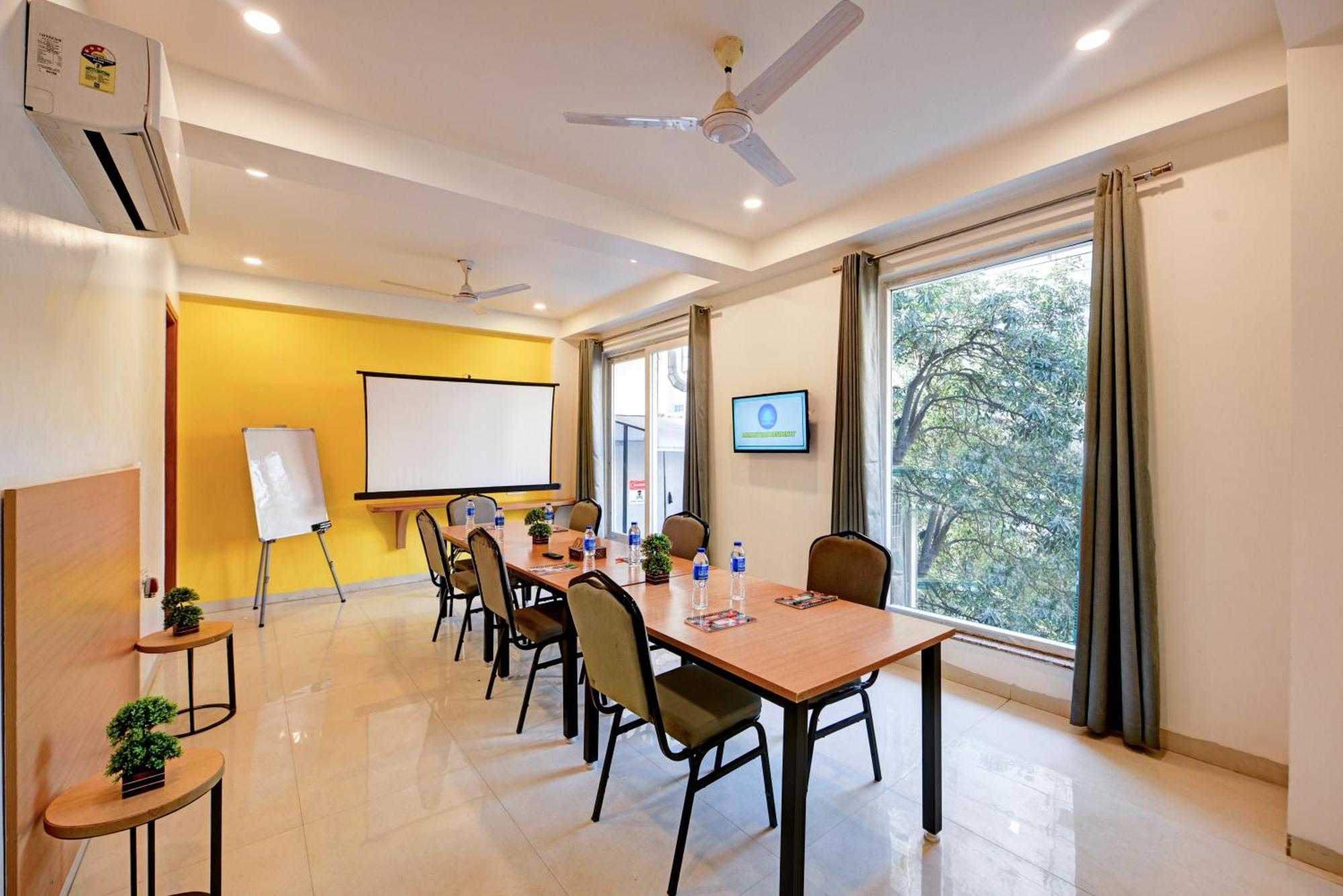 Aamantran Residency Hotel, Sohna Road, Sector 49, Gurugram Ґурґаон Екстер'єр фото