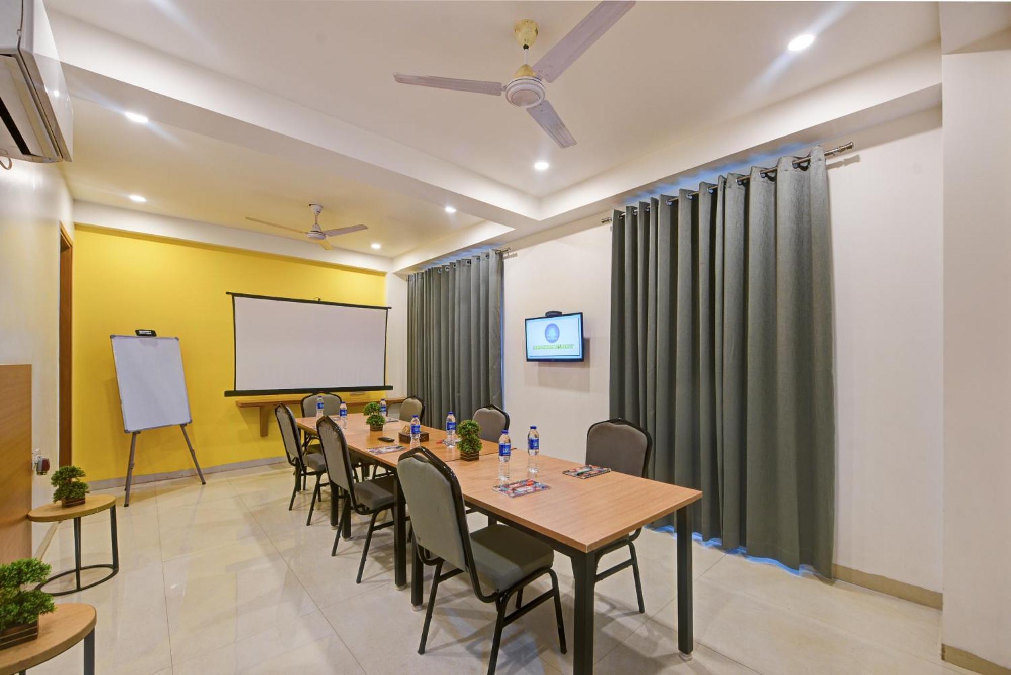 Aamantran Residency Hotel, Sohna Road, Sector 49, Gurugram Ґурґаон Екстер'єр фото